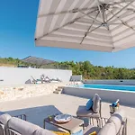 Pet Friendly Home In Loviste بيت للعطل